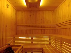ruang sauna kayu klasik